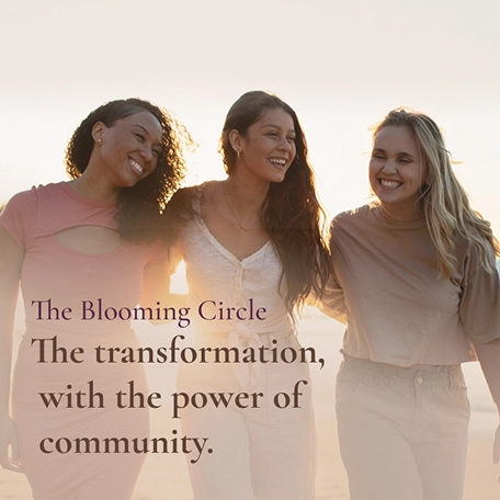 imagem de banco de imagens, representando 3 mulheres sorrindo e caminhando juntas